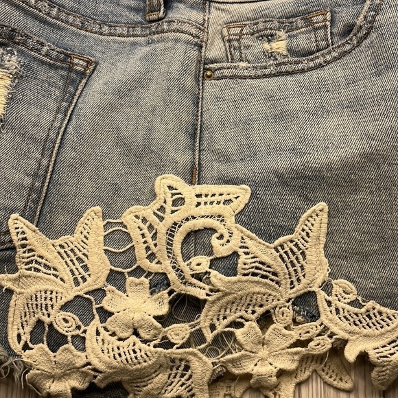 Sneak Peek Mid Rise Shorts Size L - Picture 14 of 16